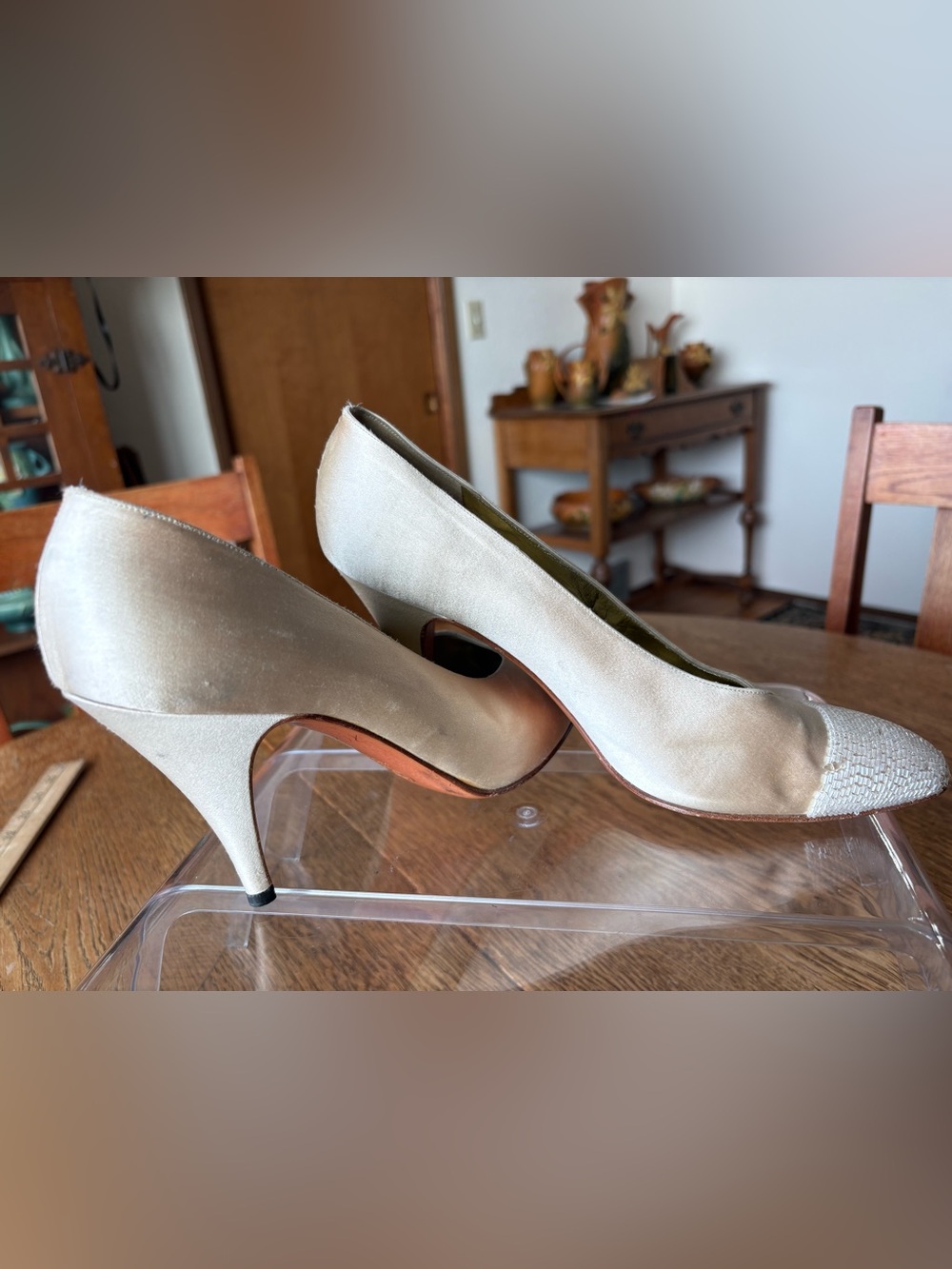 CHANEL Vintage Cream Satin Pointed Toe Pumps with Textured Cap Size 39 EU/8.5 US - Picture 4 of 16